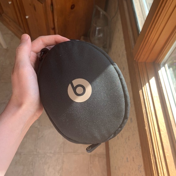 Flawless wireless on ear Beats! - Picture 3 of 4